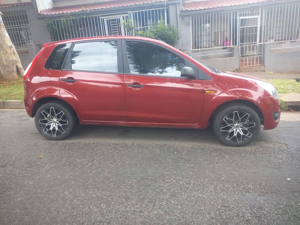 2015 Ford Figo 1.4 petrol, Manual, Maroon Color, Mileage 76000kms