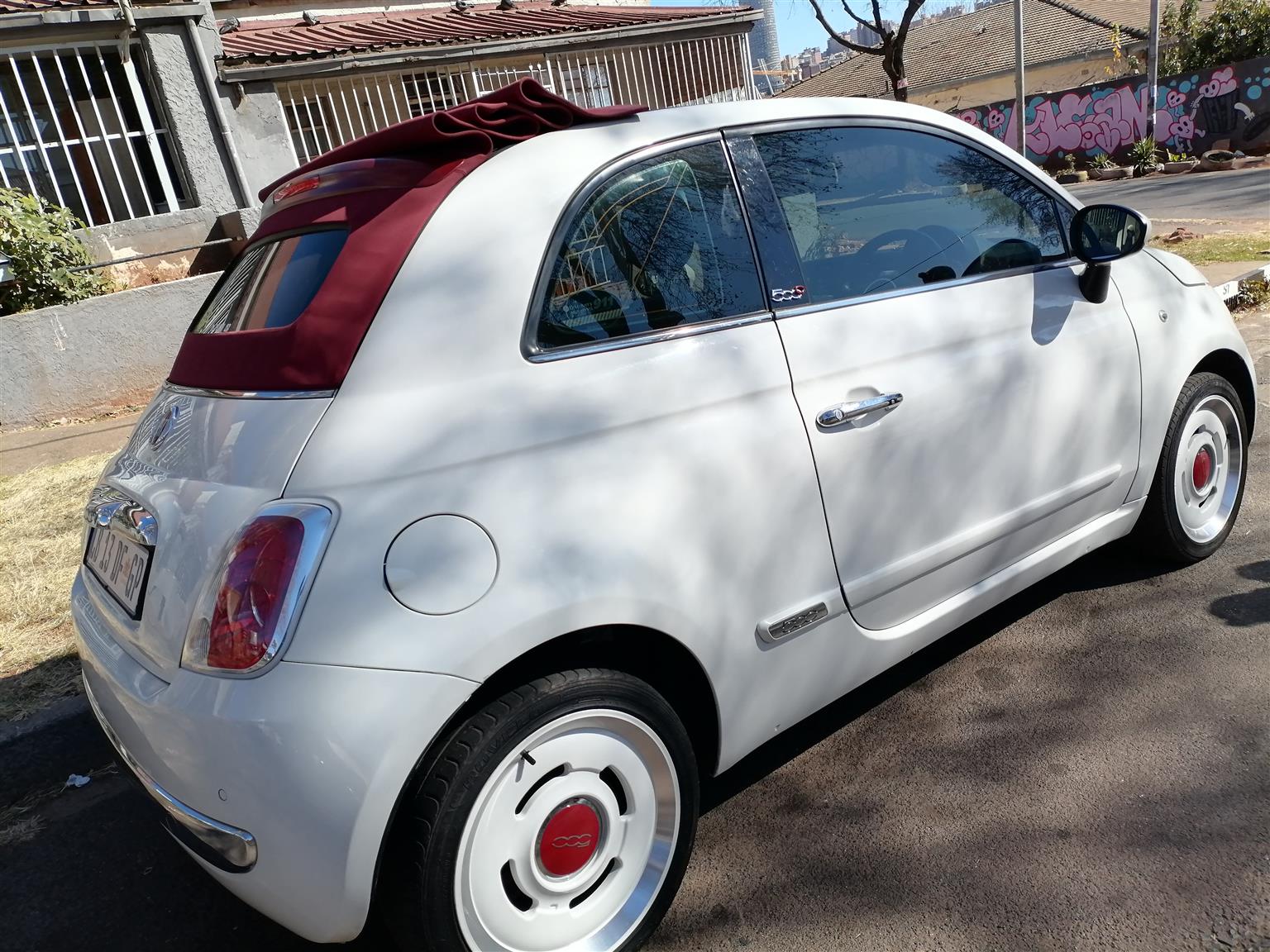 2015 FIAT 500C SPORT CONVERTIBLE WITH REVERSE SENSORS IN EXCELLENT CONDITION