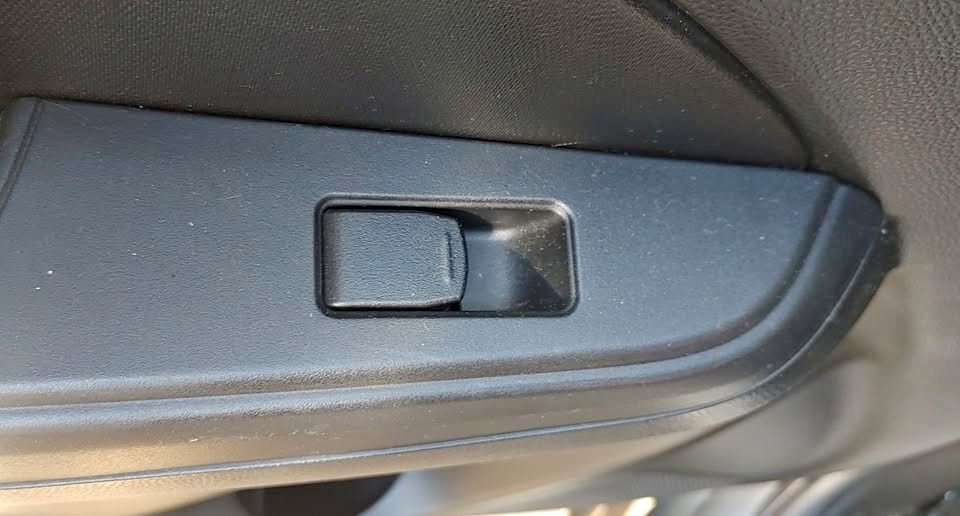 SUZUKI SWIFT LEFT REAR WINDOW SWITCH. - Private Seller SUZUKI SWIFT LEFT REAR WINDOW SWITCH. - Private Seller