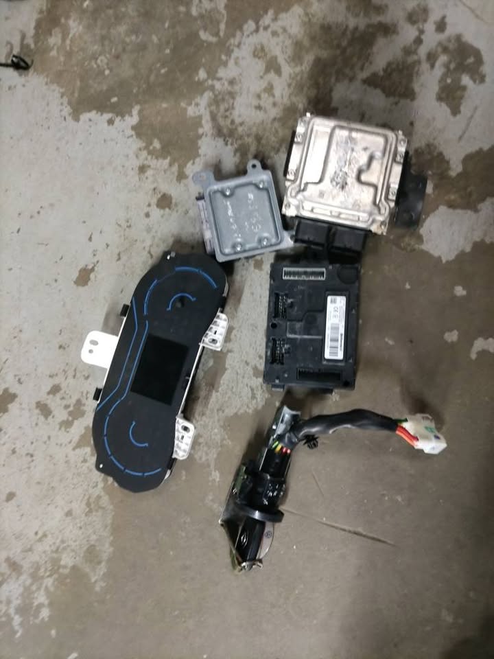 Renault kwid lockset Contact me today - Private Seller