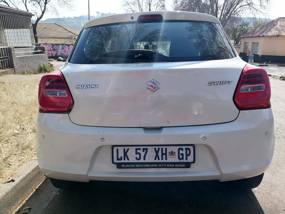 2022 SUZUKI SWIFT 1.2 MANUAL TRANSMISSION IN EXCELLENT CONDITION WITH SERVICE BOOK