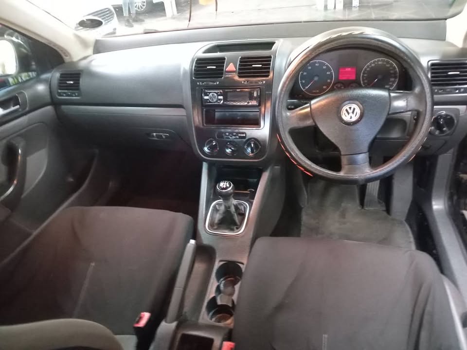 2010 Vw jetta 6 1.6 Petrol,Manual  Black color 110.000km