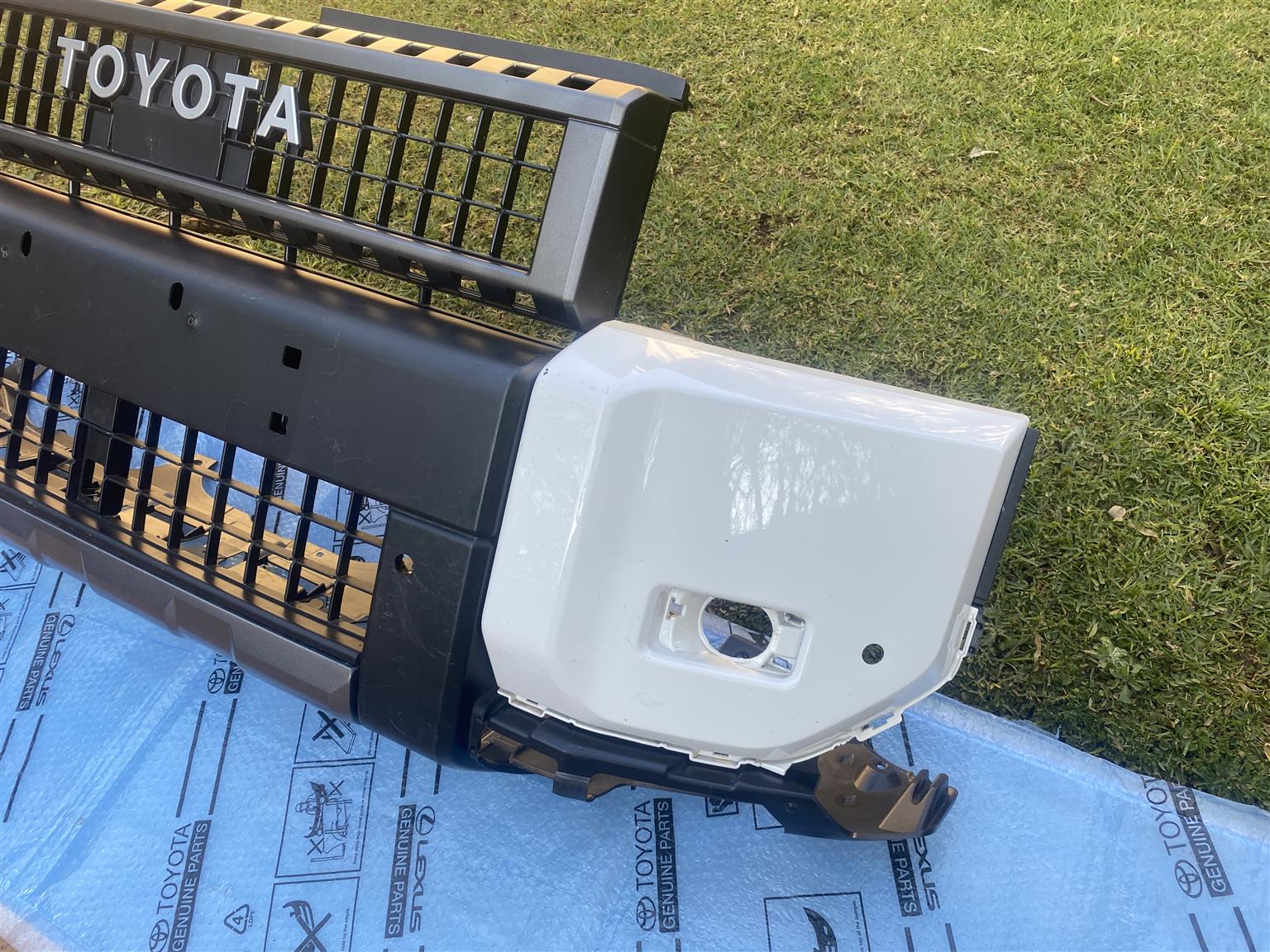 2025 TOYOTA LAND CRUISER PRADO VX-R FRONT BUMPER FOR SALE.IN PRISTINE CONDITION