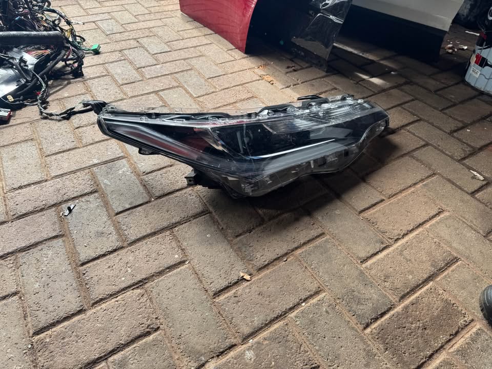 Toyota Corolla Prestige Right Headlight - Private Seller Toyota Corolla Prestige Right Headlight - Private Seller