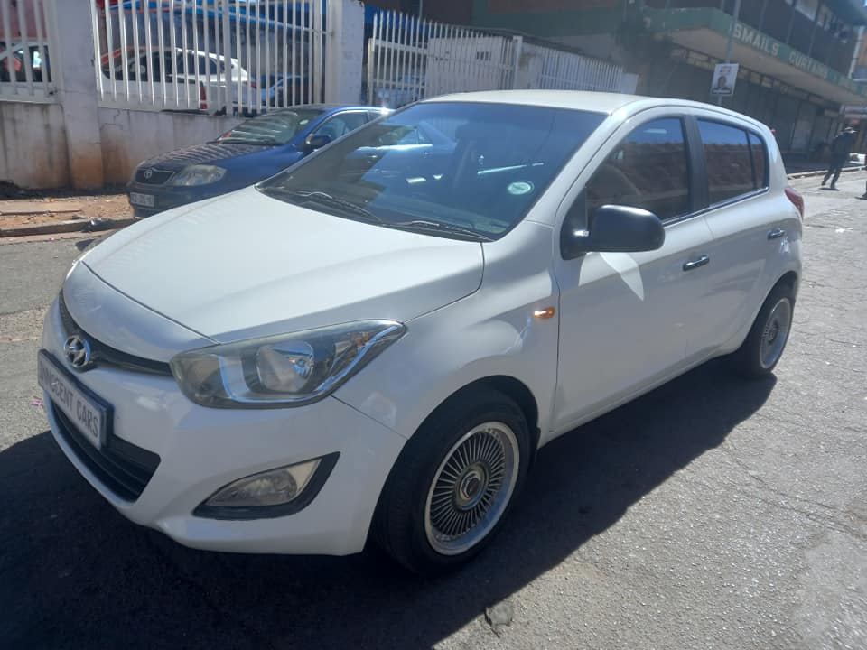 2015 HYUNDAI i20 1.2 PETROL, MANUAL TRANSMISSION, WHITE COLOUR