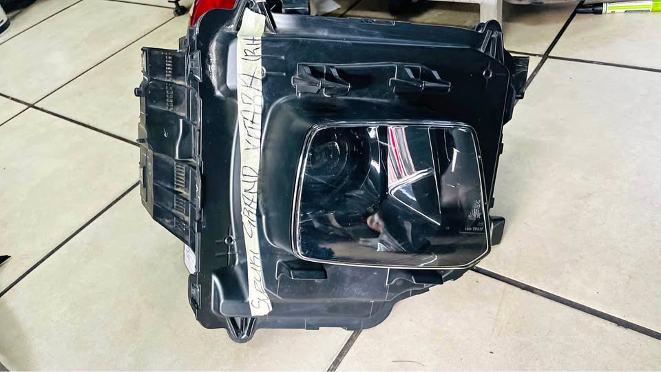 Suzuki Grand Vitara headlight - Private Seller Suzuki Grand Vitara headlight - Private Seller
