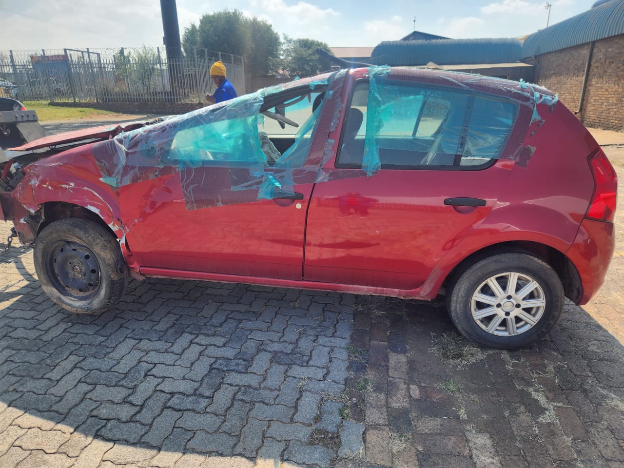 Accident Damaged Cars - Renault