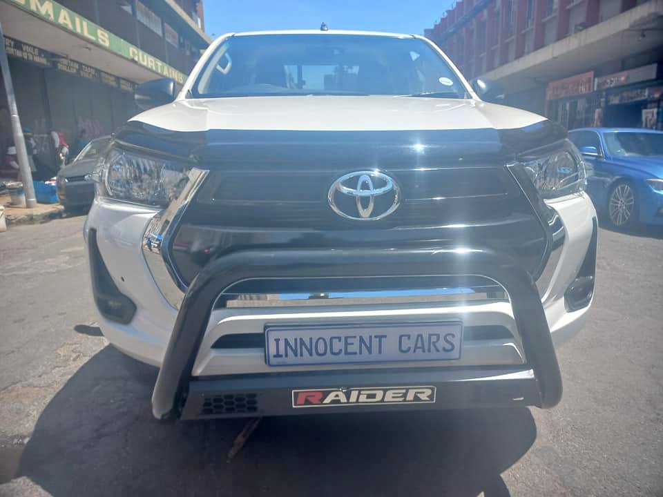 2021 TOYOTA HILUX 2.4 GD6 DIESEL EXTRA CAB BAKKIE RAIDER, MANUAL, WHITE COLOUR