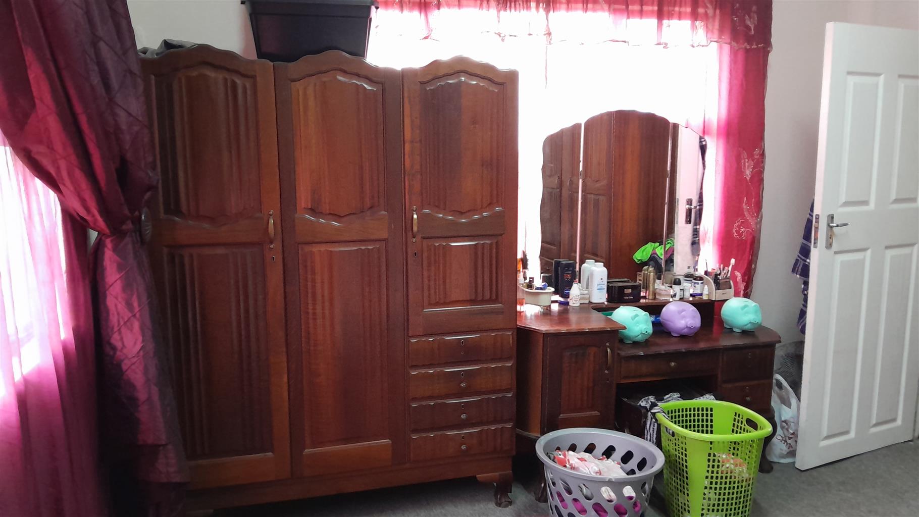 Selling a Amfra bethlehem bedroom set