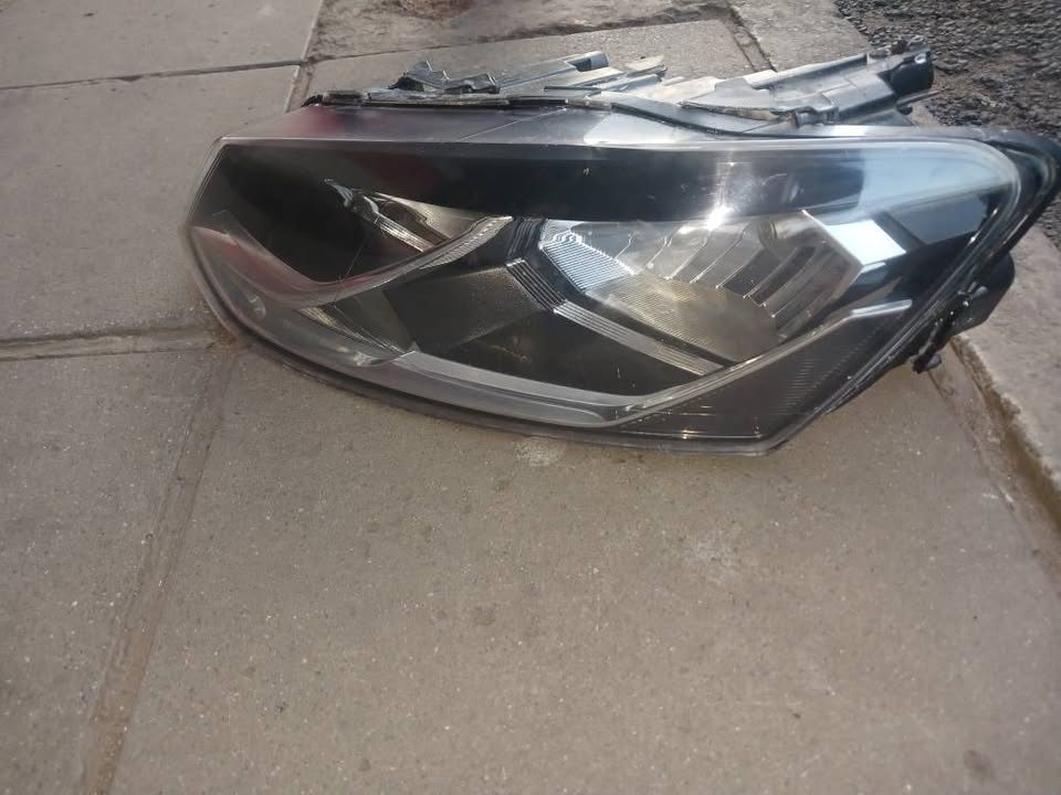Polo 6 tsi Head Light R - Private Seller Polo 6 tsi Head Light R - Private Seller