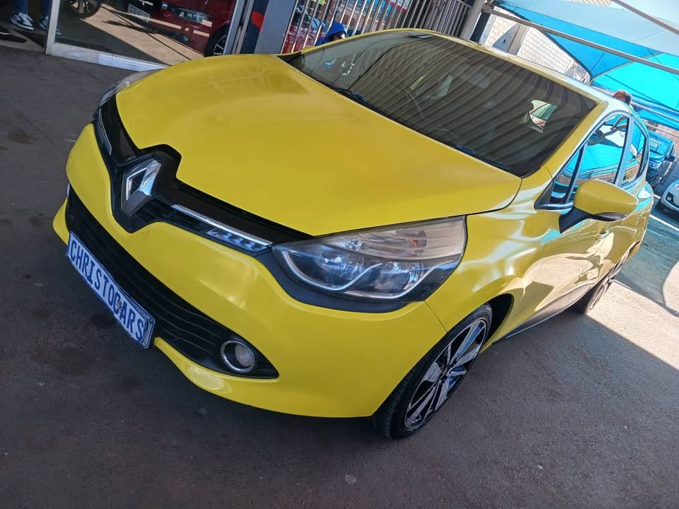 2015 model Renault Clio hatchback Manuel Transmission petrol 900T engine capacity mileage 92000km