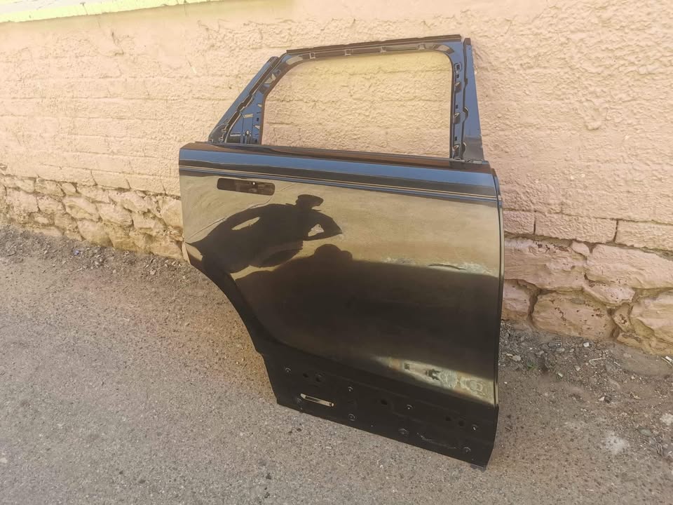 Range Rover Vela right rear door - Private Seller