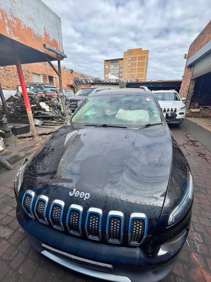 2016 JEEP CHEROKEE 3.2 KL STRIPPING FOR SPARES - Private Seller 2016 JEEP CHEROKEE 3.2 KL STRIPPING FOR SPARES - Private Seller
