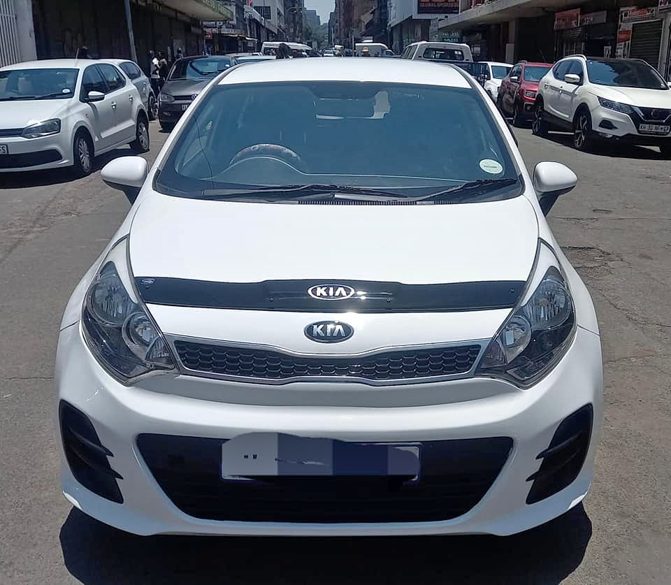 2016 KIA RIO HATCHBACK 1.4 PETROL ENGINE, MANUAL, WHITE IN COLOR, 68000KM