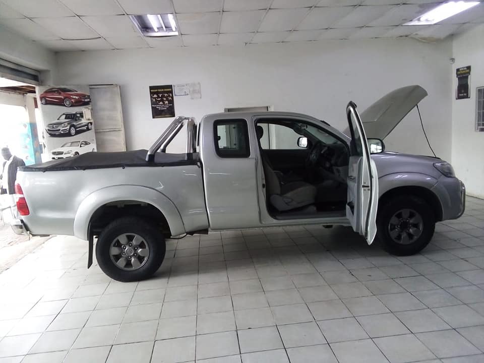 2011 TOYOTA HILUX 3.0 D4D EXTRA CAB 4X4 MANUAL SILVER DIESEL TOWBAR
