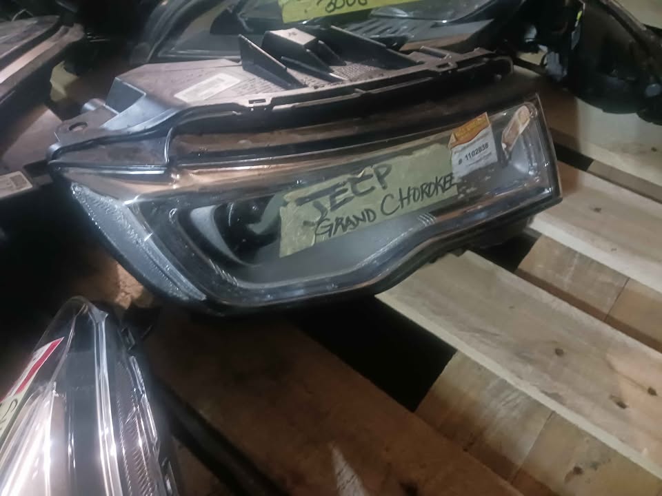 JEEP GRAND CHEROKEE HEADLIGHT - Private Seller