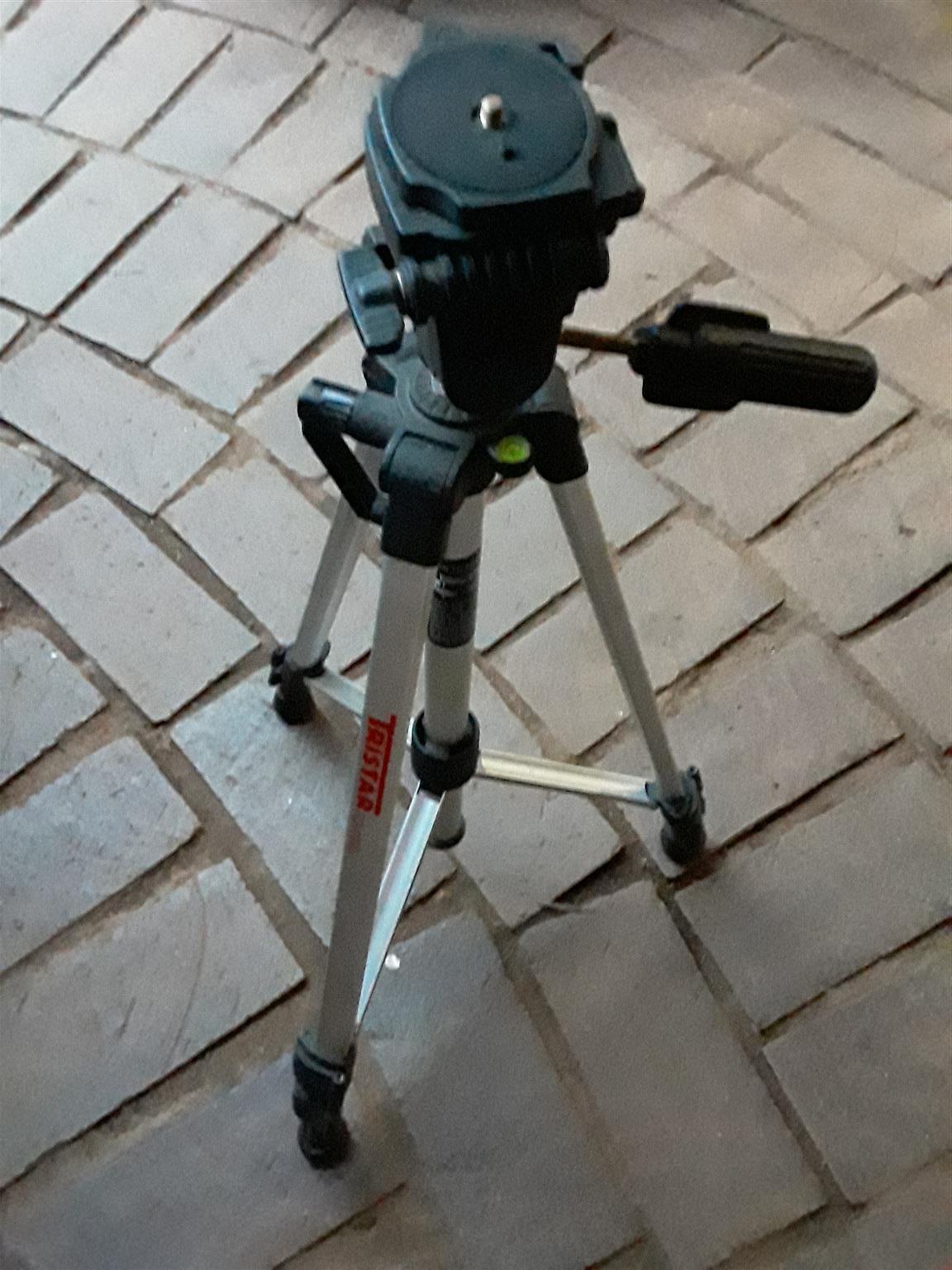Tripod TriStar. Foldable. As good as new. I am in Orange Grove.