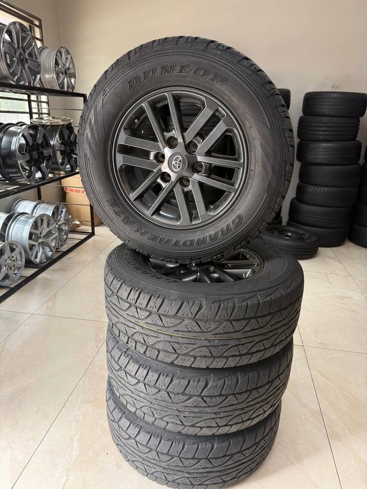 17inch Toyota Fortuner with Dunlop Grandtrek AT3 - Private Seller
