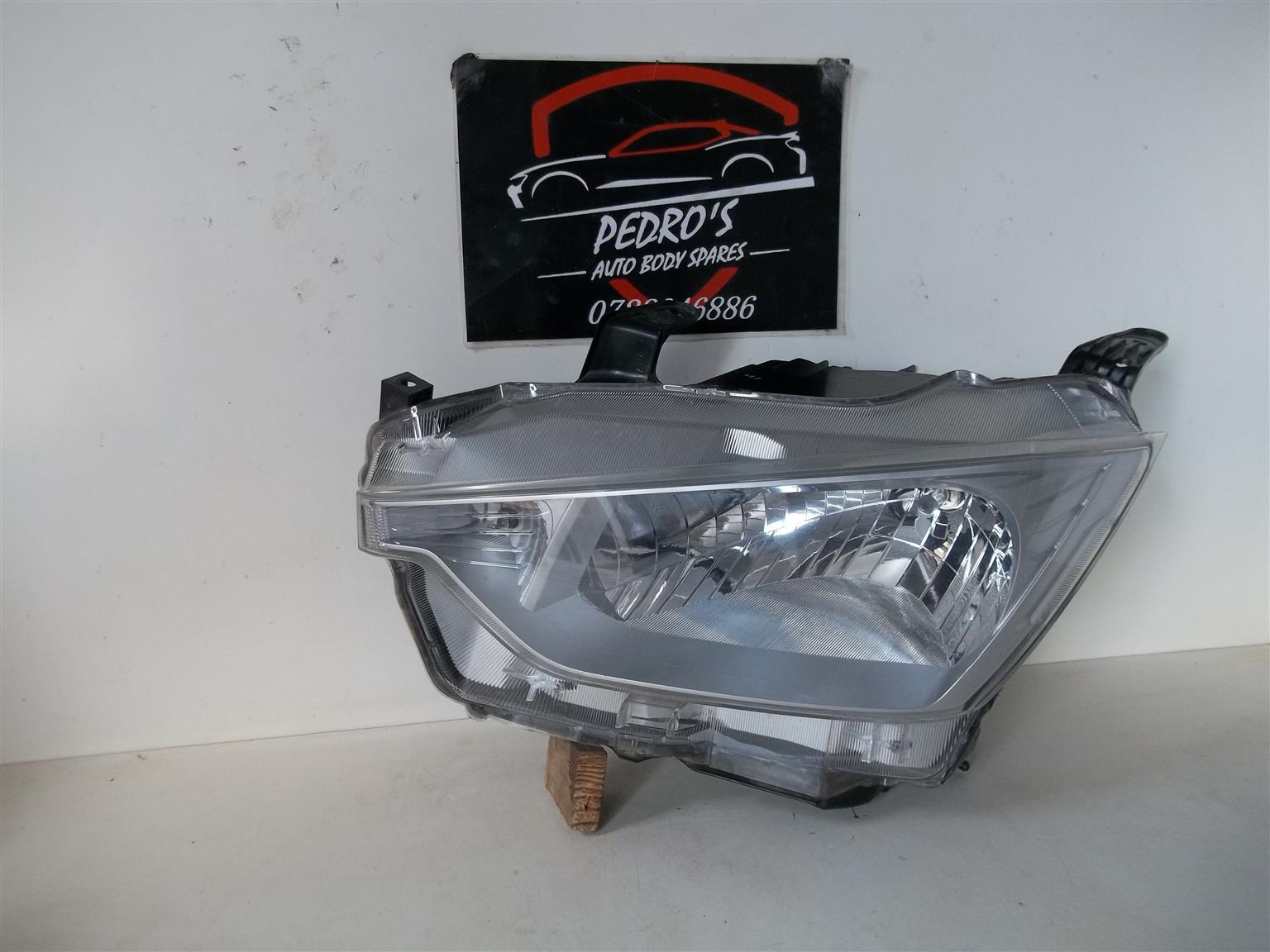Isuzu D-Max '25 left headlight - Private Seller Isuzu D-Max '25 left headlight - Private Seller