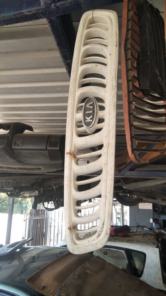 KIA CARNIVAL GRILLE FOR SALE - Private Seller KIA CARNIVAL GRILLE FOR SALE - Private Seller