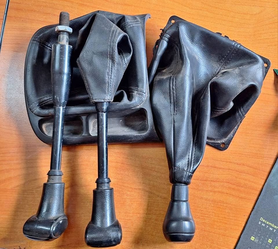 Mahindra Scorpio 2.2 Gearlever Boot and Nob For Sale - Private Seller Mahindra Scorpio 2.2 Gearlever Boot and Nob For Sale - Private Seller