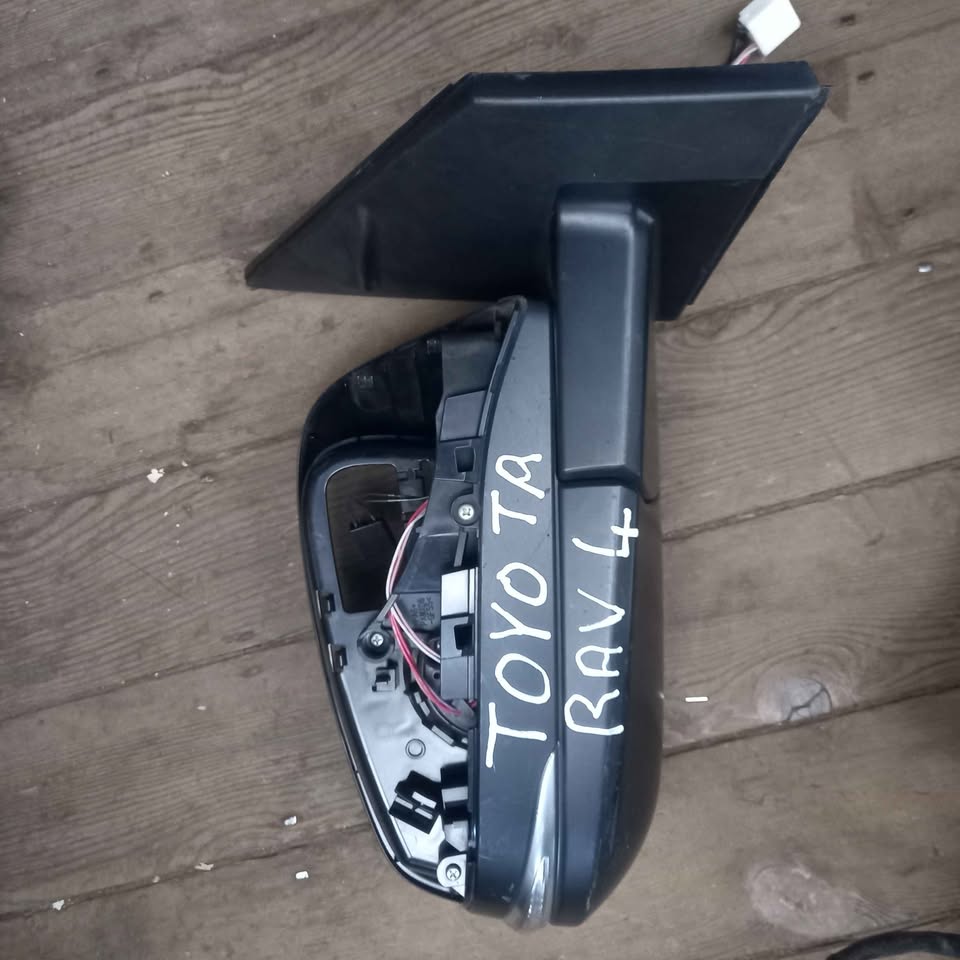 TOYOTA RAV 4 SIDE MIRROR RIGHT SIDE - Private Seller TOYOTA RAV 4 SIDE MIRROR RIGHT SIDE - Private Seller