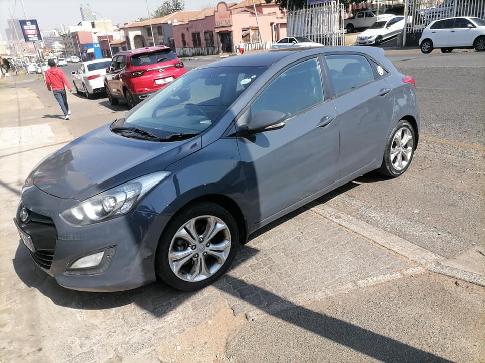 2013 Hyundai i30 1.6 GLS Hatchback with a leather seat and Spare key