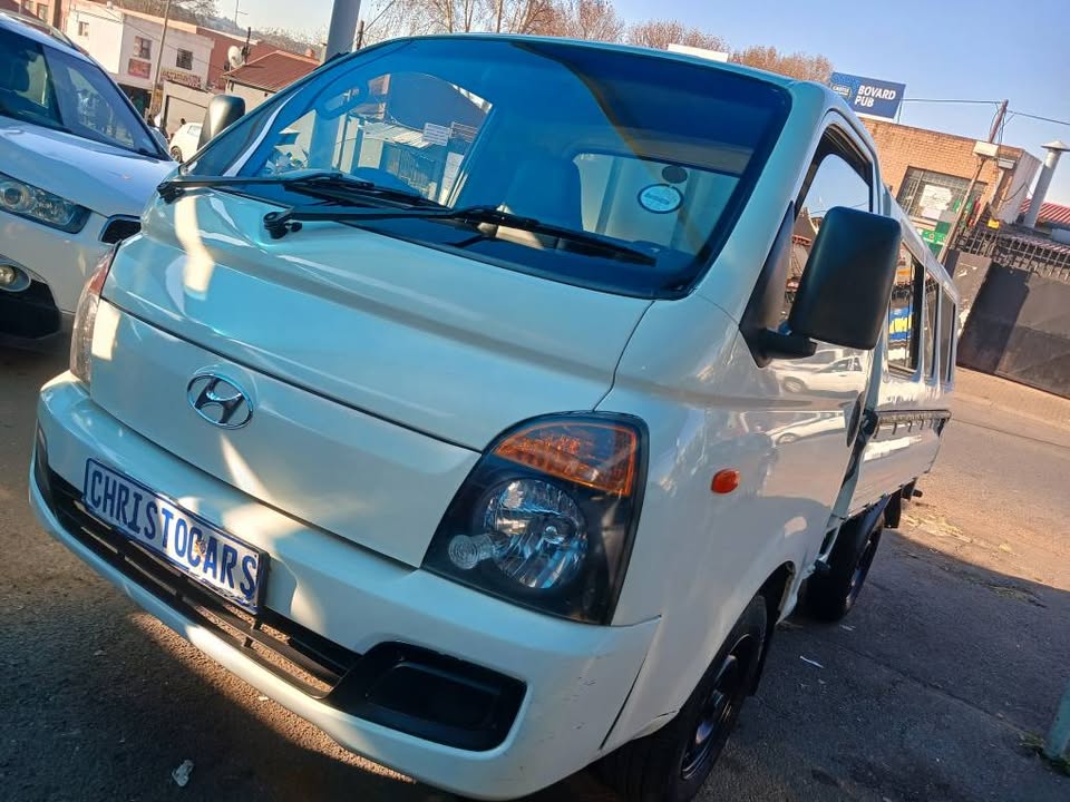 2015 model Hyundai H100 Canopy manual transmission diesel 2.6 engine capacity mileage 115000km