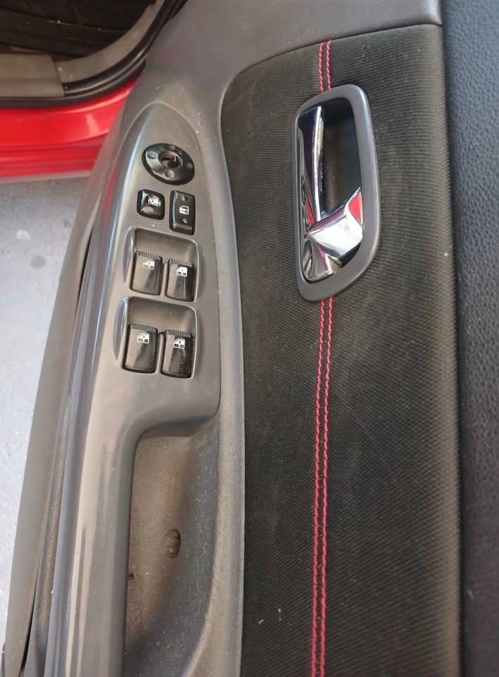 2009 model Kia Rio hatchback Manuel Transmission petrol 1.4 engine capacity mileage 120000km