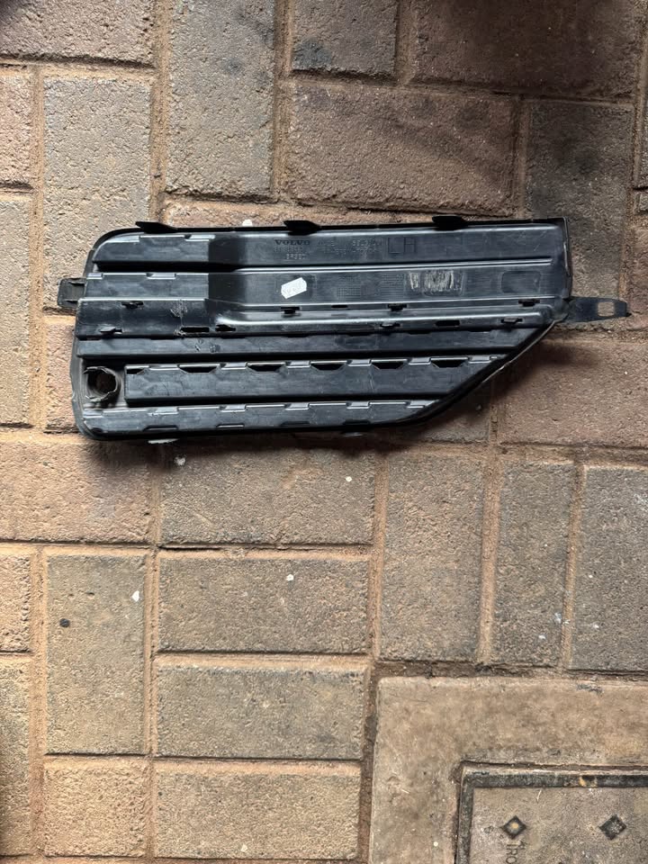 Volvo XC90 Left Fog Cover Grill - Private Seller Volvo XC90 Left Fog Cover Grill - Private Seller