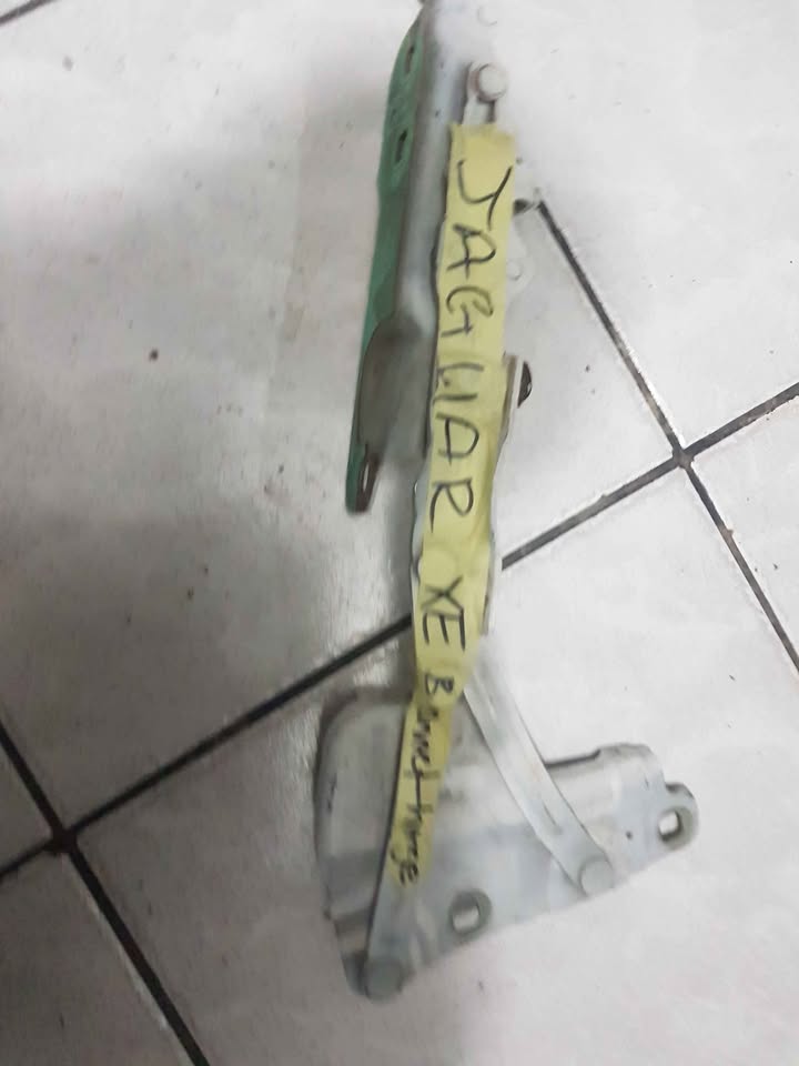 JAGUAR XE  BONNET HINGE - Private Seller
