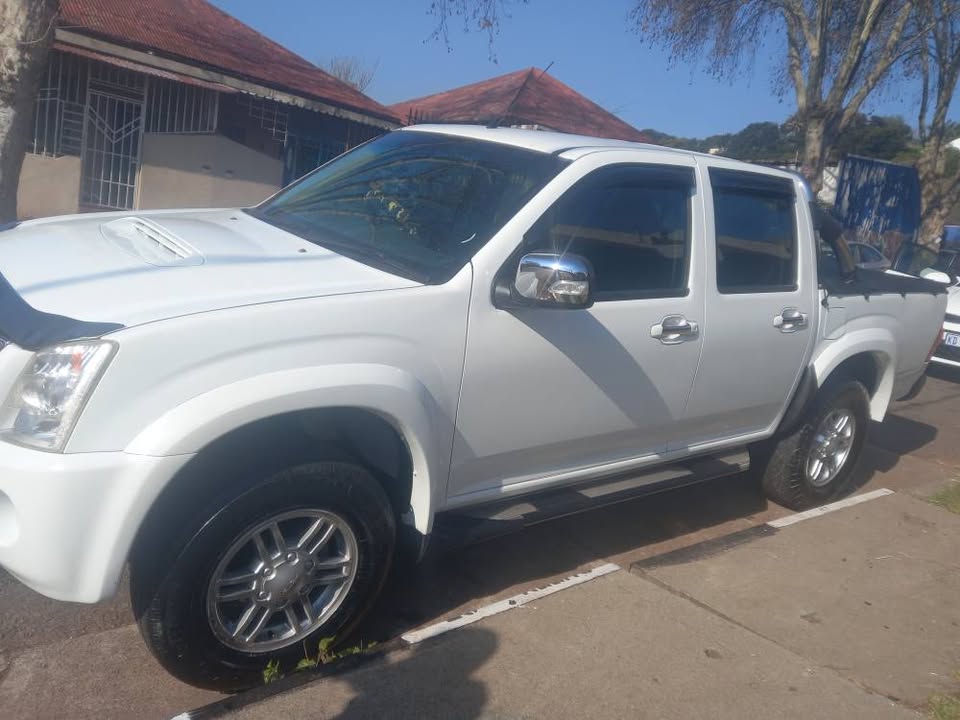 2012 Isuzu KB300 LX DTEC DIESEL, D-CAB, MANUAL, WHITE,Service book Spare key