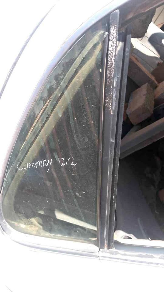Toyota Camry RR quarter glass