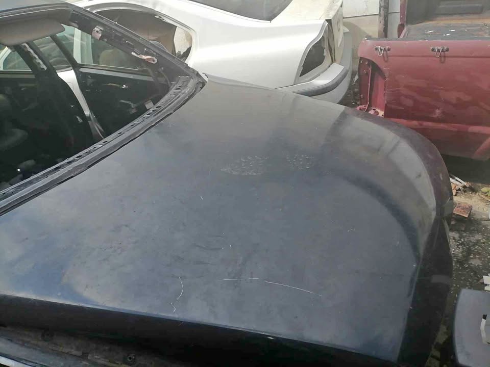 VW TOUAREG BONNET.