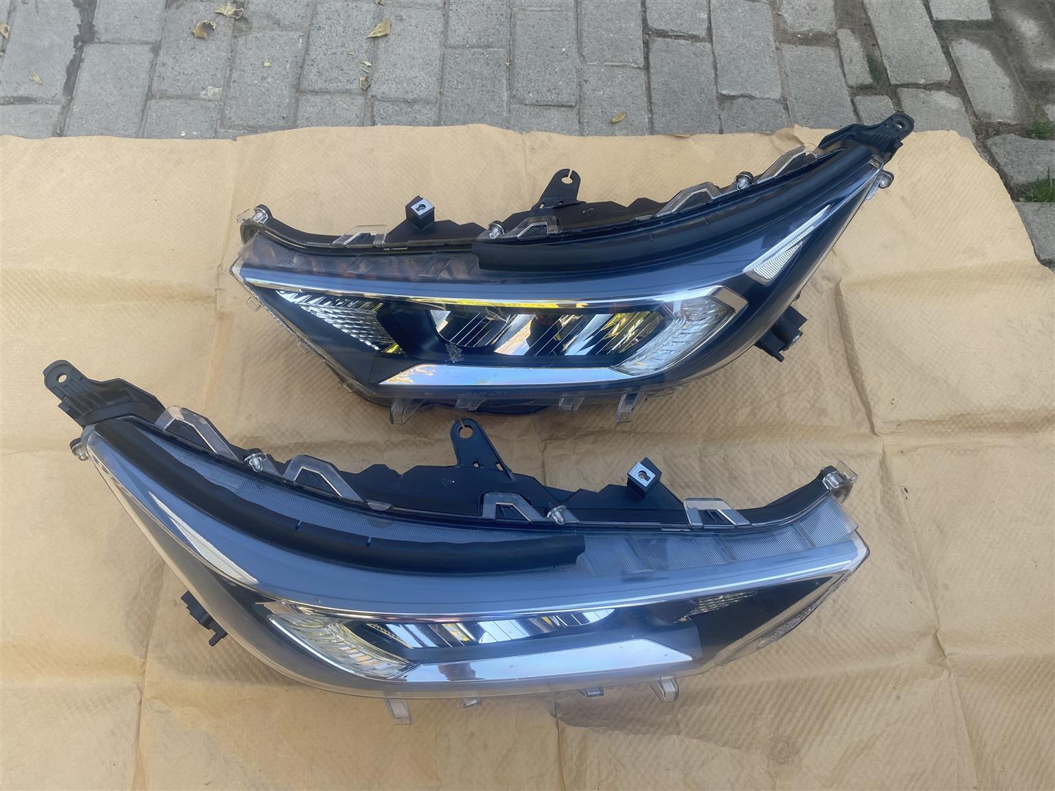 2024 TOYOTA RAV4 FULL LED HEADLIGHTS FOR SALE. IN PRISTINE CONDITION