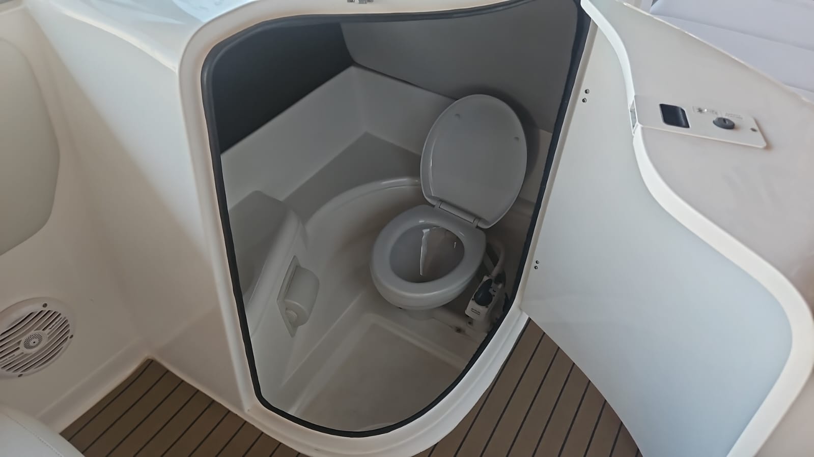 26ft Sensation Deck BOAT with 40 hours