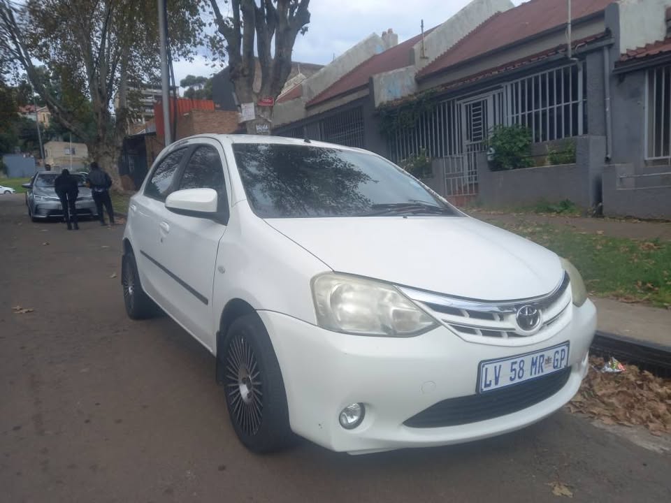 2014 TOYOTA ETIOS HATCHBACK 1.5 PETROL, MANUAL, WHITE, 121000KMS