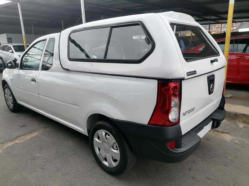 2021 Nissan Np200 1.6i Bakkie with a Canopy and spare key, service book