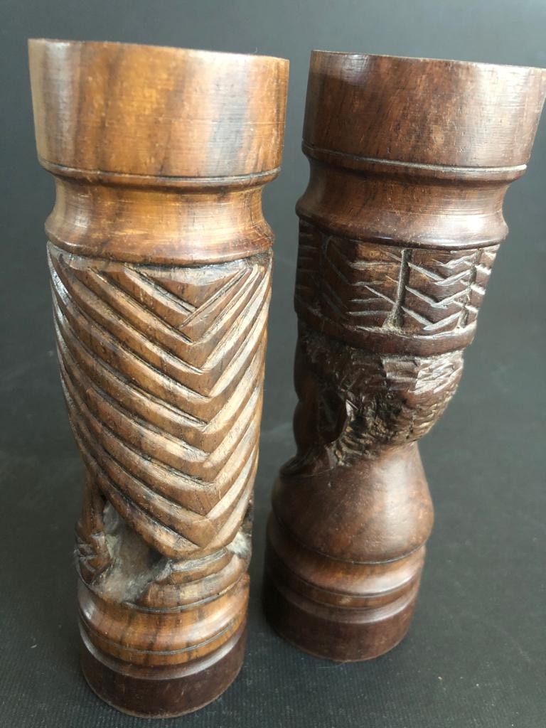 Pair of mahogany salt and pepper pots - Hard-carved