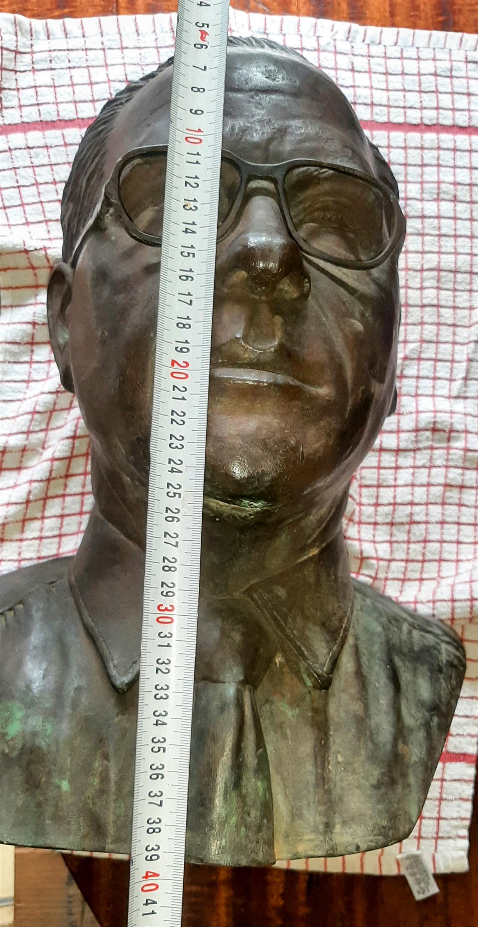 Solid bronze bust Hennie du toit 1985