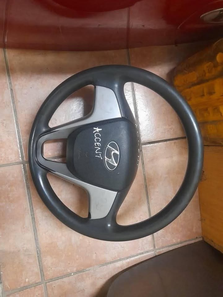 HYUNDAI ACCENT STEERING WHEEL AND AIRBAG - Private Seller HYUNDAI ACCENT STEERING WHEEL AND AIRBAG - Private Seller