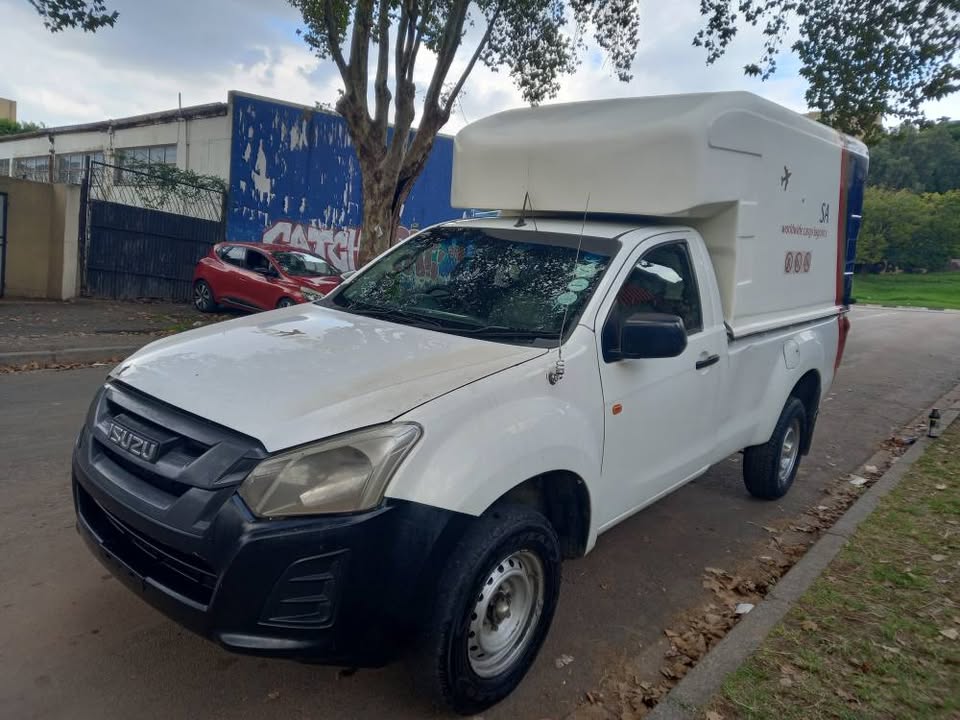 2017 Isuzu KB250 DIESEL, Manual, White,White. Full Service History
