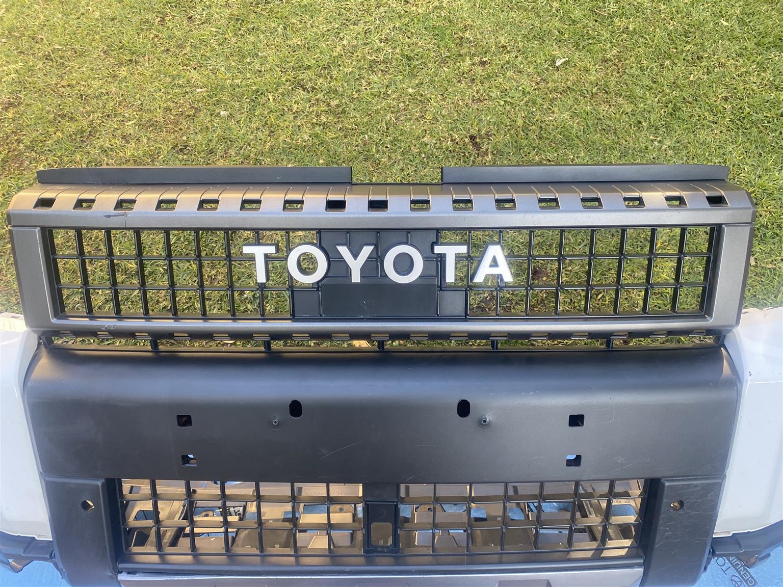 2025 TOYOTA LAND CRUISER PRADO VX-R FRONT BUMPER FOR SALE.IN PRISTINE CONDITION