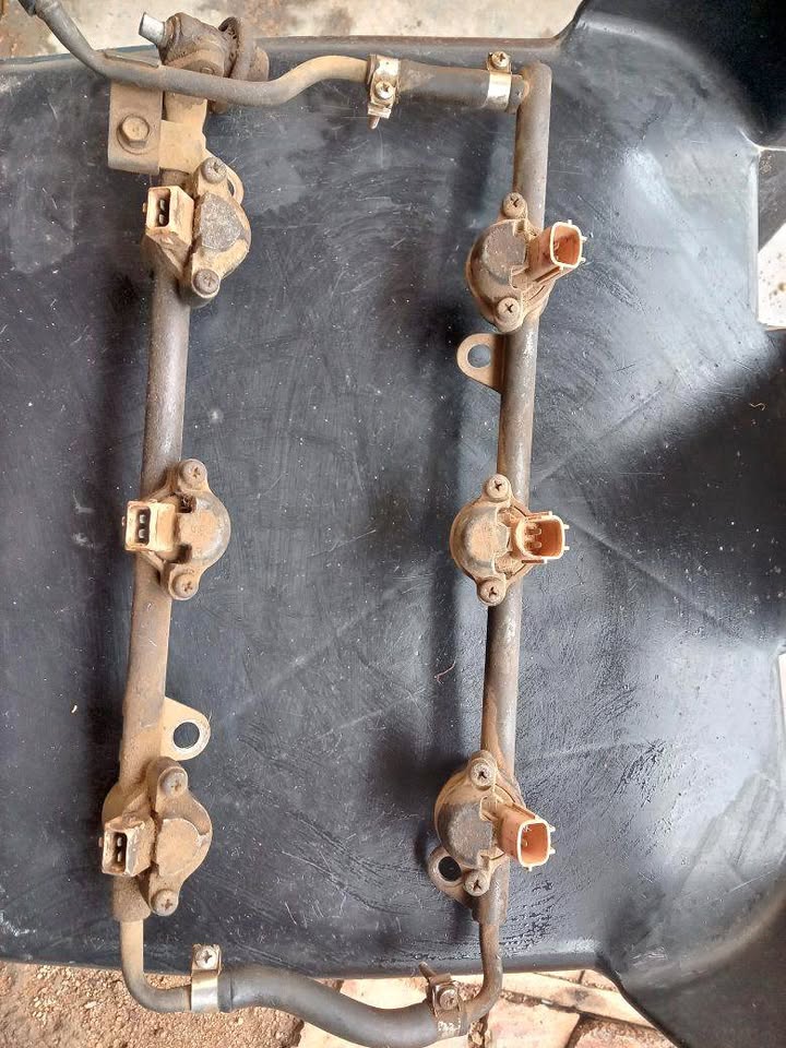 Nissan VG30 V6 Fuel Rail With Injectors - Private Seller Nissan VG30 V6 Fuel Rail With Injectors - Private Seller