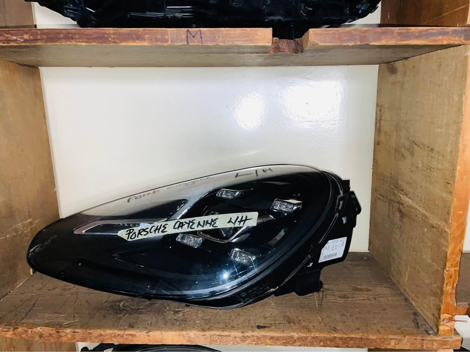 Porsche Cayenne headlight - Private Seller