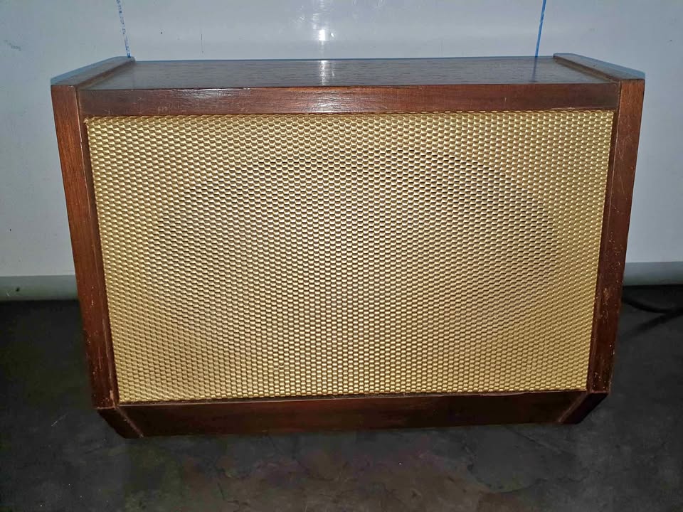 Stunning vintage look solid wood bluetooth kitchen speaker