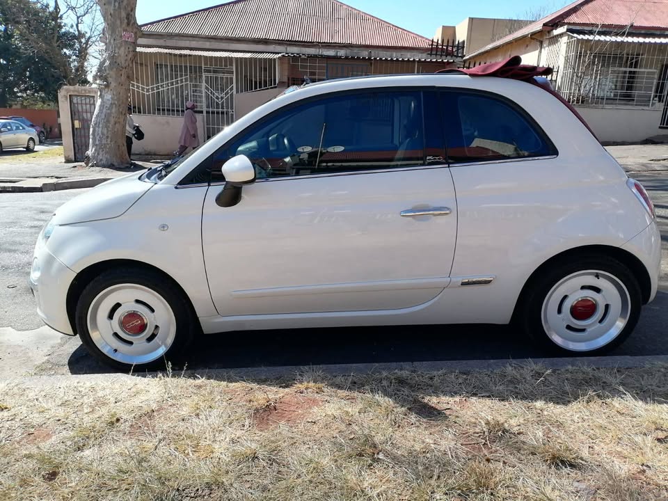 2015 FIAT 500C CONVERTIBLE WITH REVERSE SENSORS IN EXCELLENT CONDITION