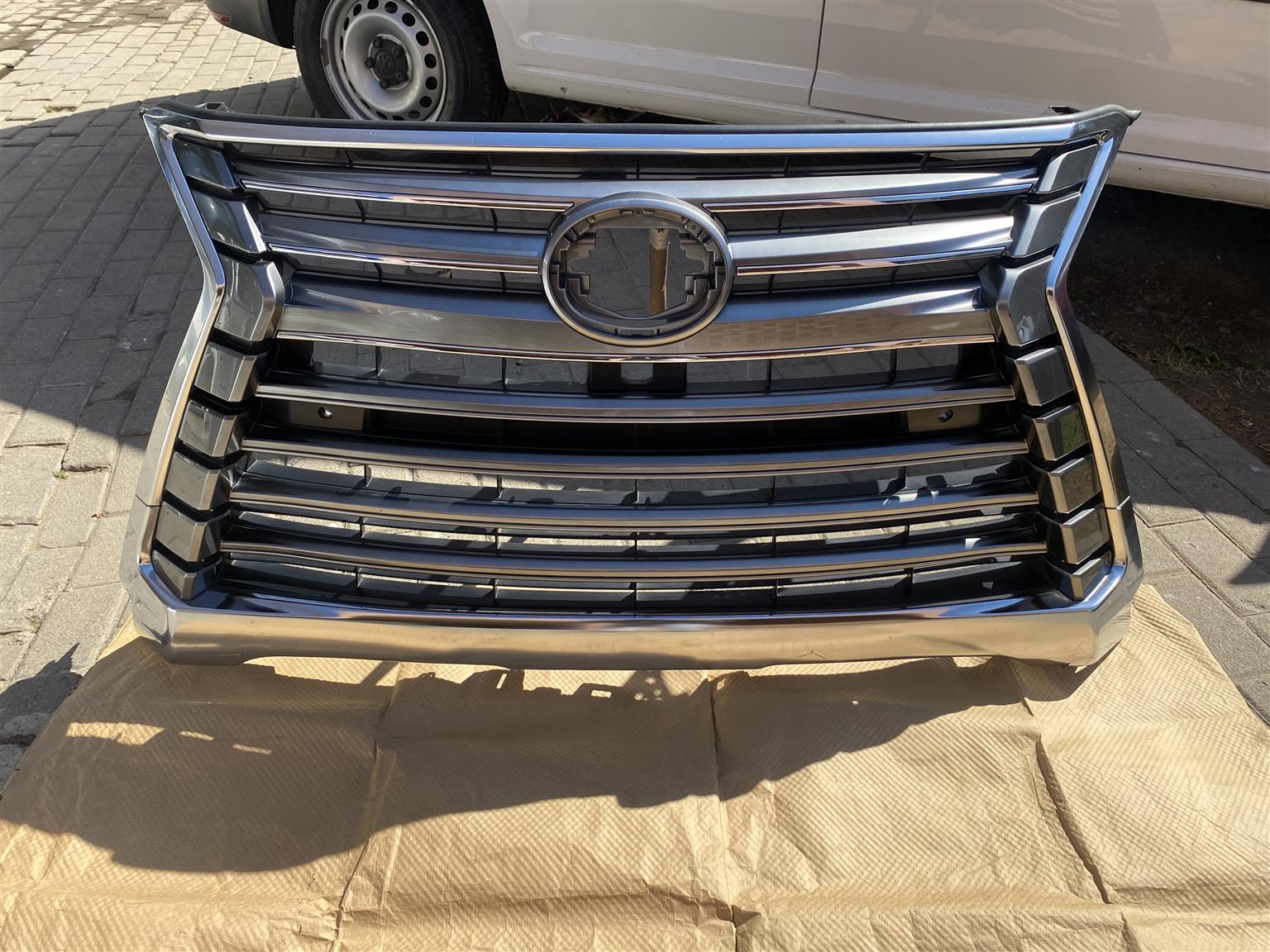 2022 LEXUS LX570 MAIN BUMPER GRILL FOR SALE. IN PRISTINE CONDITION 2022 LEXUS LX570 MAIN BUMPER GRILL FOR SALE. IN PRISTINE CONDITION
