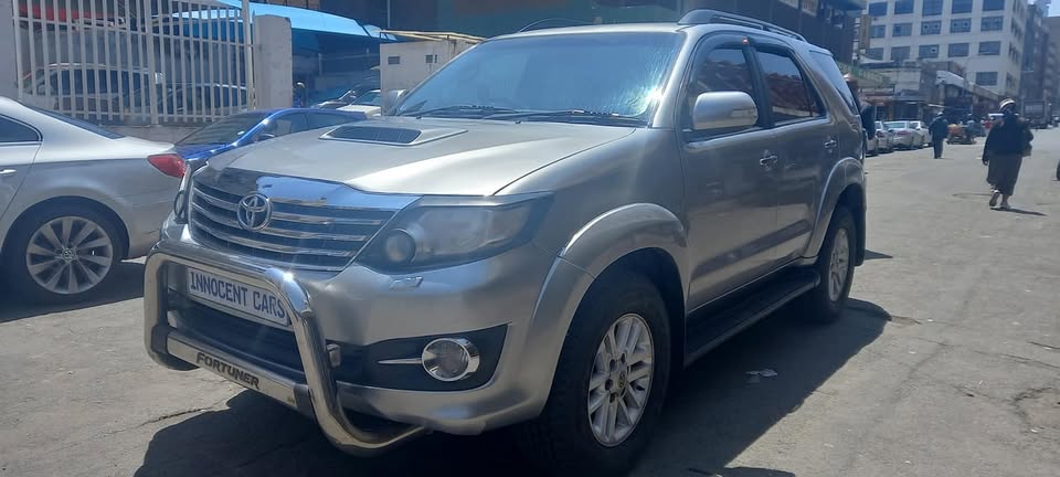 2015 TOYOTA FORTUNER 3.0 D4D AUTOMATIC, SILVER GOLD COLOR, MILEAGE