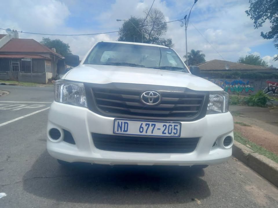 2013 Toyota Hilux Single cab low Raider White 2.5 Diesel, Manual, 141000kms. Leather Seats.